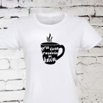 Balti moteriški marškinėliai Gera diena prasideda su kava