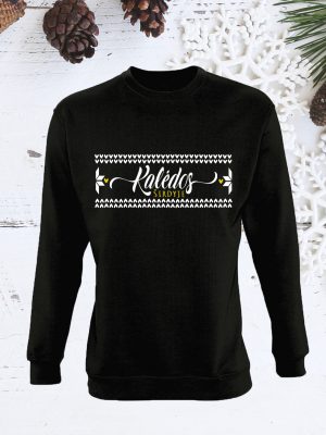 Juodas kalėdinis džemperis su užrašu Kalėdos sirdyje